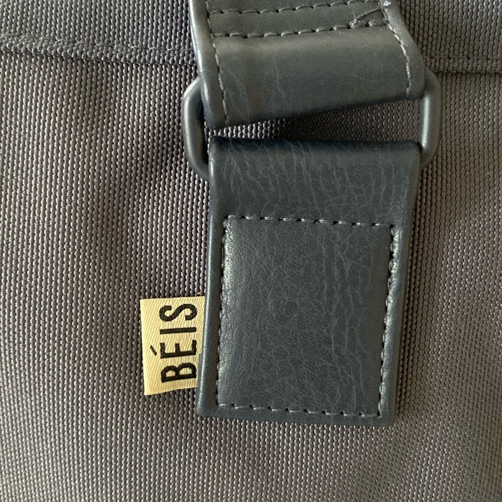 Beis tote bag in navy. Great bag with special zipper compartment for shoes!